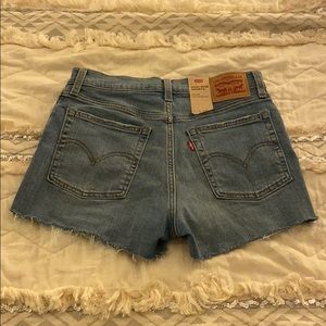 NWT Levi’s High Rise Shorts (Size 6)